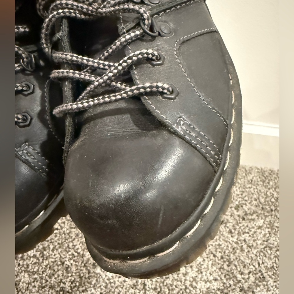 Dr. Martens Finnegan leather shoe, men's 10 or women's 11 - Picture 4 of 14